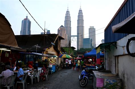 ¿El Mercado de Kampung Baru? Una explosión de colores y formas cotidianas!