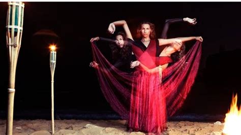  La Danza de los Espíritus: Una Explosión de Color y Movimiento en la Obra de Karlos Ramírez